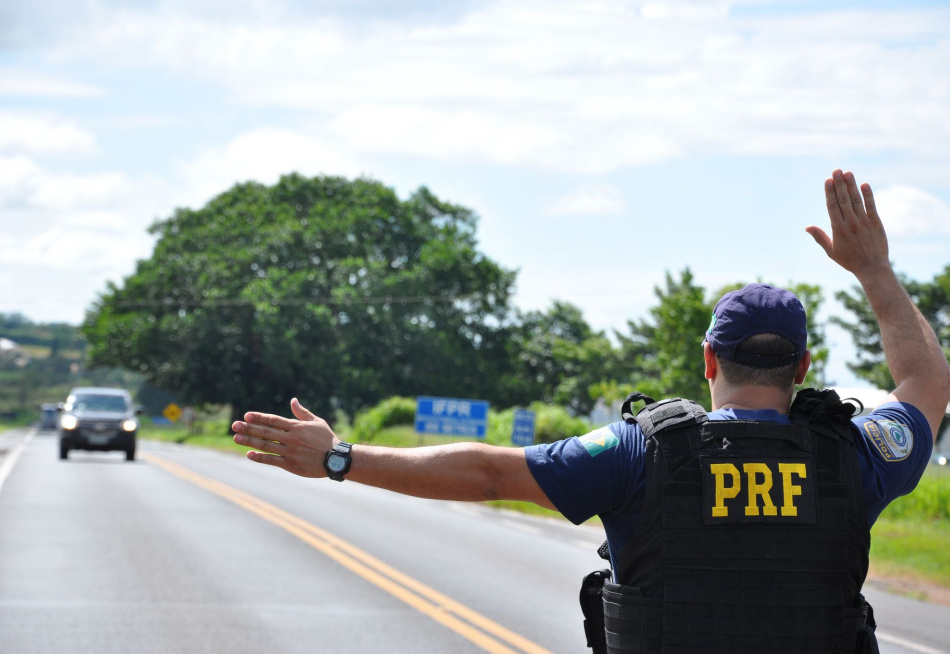 Rodovias federais do Brasil registraram 65 mortes e 730 acidentes durante a Operação Ano Novo