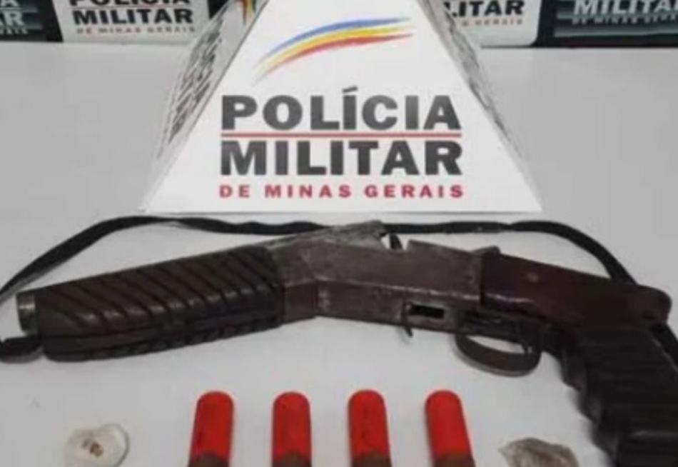 Polícia Militar apreendeu uma escopeta, munição e duas buchas de maconha no bairro Recanto da Lagoa