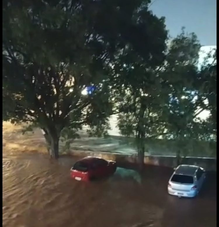 Chuva em Pará de Minas causou transtornos em vários pontos da cidade