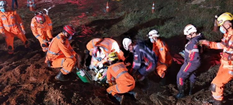 Corpo de Bombeiros faz simulação de soterramento em Pará de Minas