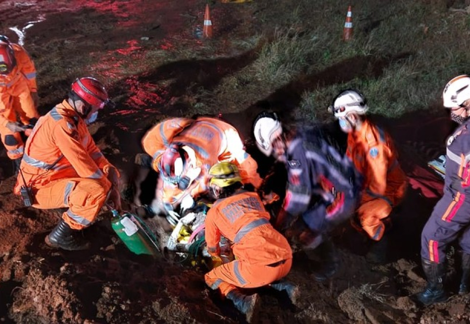 Corpo de Bombeiros faz simulação de soterramento em Pará de Minas