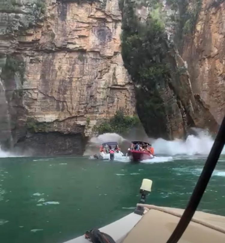 Deslizamento de pedras atinge lanchas com turistas em Capitólio