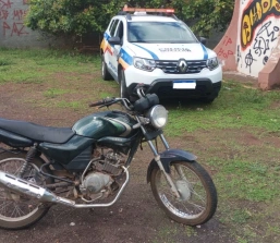 POLÍCIA MILITAR RECUPERA MOTOCICLETA ROUBADA EM PITANGUI