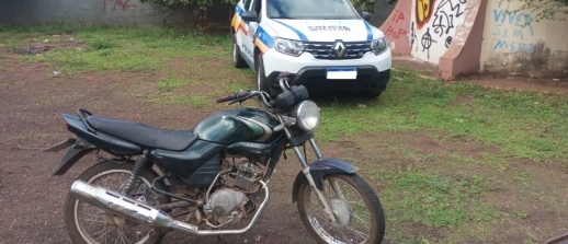 POLÍCIA MILITAR RECUPERA MOTOCICLETA ROUBADA EM PITANGUI