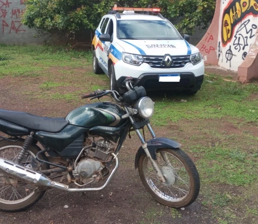 POLÍCIA MILITAR RECUPERA MOTOCICLETA ROUBADA EM PITANGUI