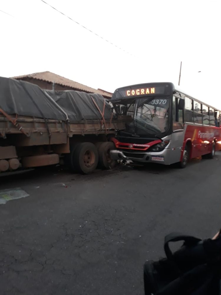 Ônibus bate na traseira de caminhão parado no bairro Providência e dez passageiros ficam feridos