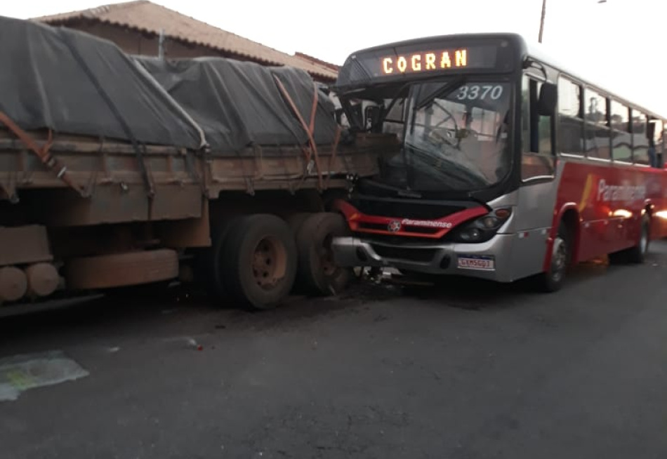 Ônibus bate na traseira de caminhão parado no bairro Providência e dez passageiros ficam feridos