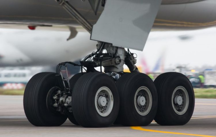 Homem é encontrado escondido no trem de pouso de avião de carga no aeroporto de Amsterdã