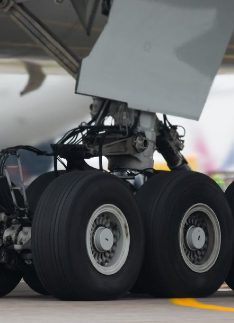 Homem é encontrado escondido no trem de pouso de avião de carga no aeroporto de Amsterdã