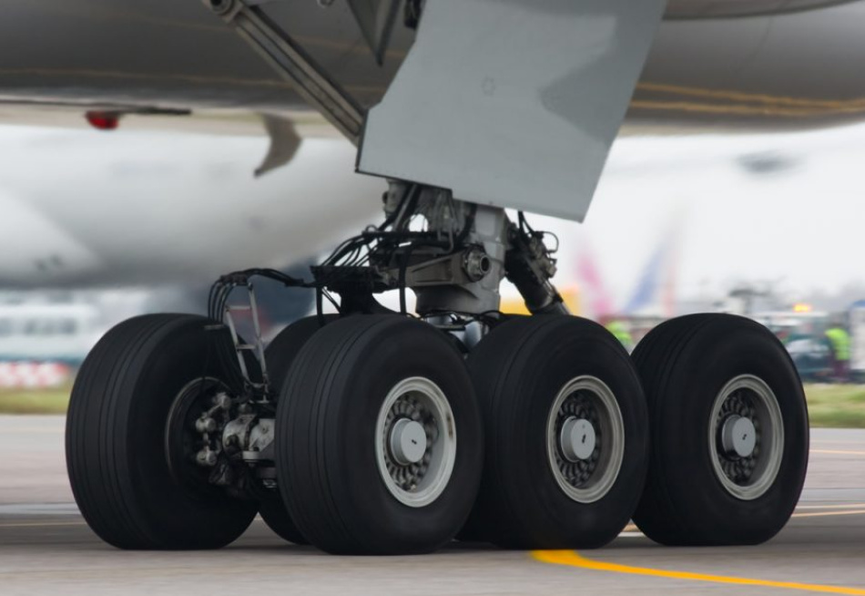 Homem é encontrado escondido no trem de pouso de avião de carga no aeroporto de Amsterdã