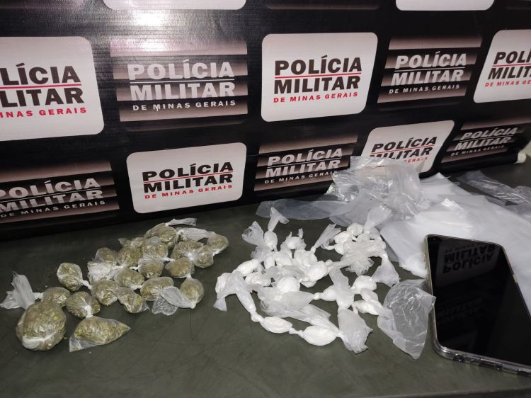 Dupla é presa em Bom despacho com 34 buchas de cocaína e 22 buchas de maconha