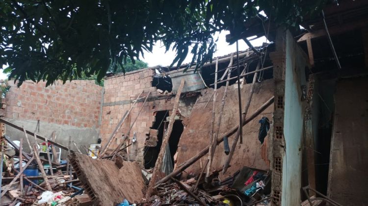 Mulher fica ferida após desabamento da laje de uma casa no bairro São Cristovão