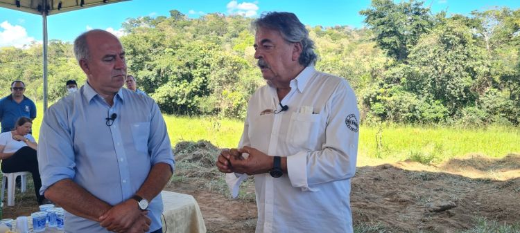 Trecho da estrada de Limas recebeu nesta quinta-feira aplicação de técnica de asfalto ecológico