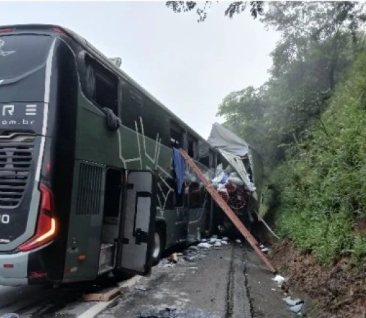 Acidente entre ônibus e carreta deixa um morto e vários feridos na BR-381, em Carmópolis de Minas
