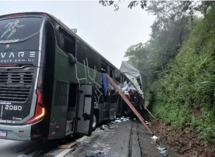 Acidente entre ônibus e carreta deixa um morto e vários feridos na BR-381, em Carmópolis de Minas