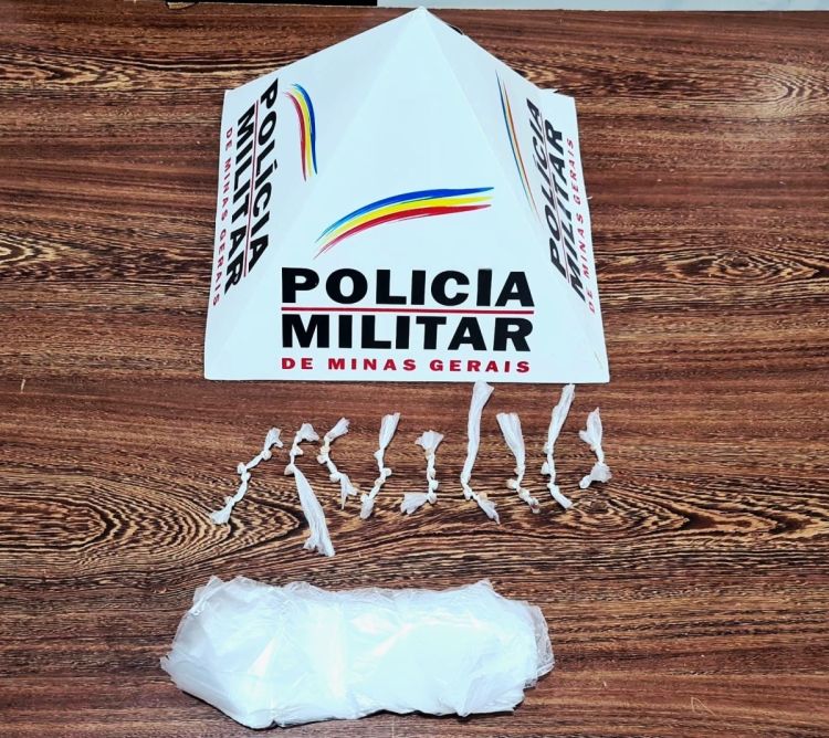 POLÍCIA MILITAR PRENDE QUATRO INDIVÍDUOS SUSPEITOS DE ASSOCIAÇÃO  AO TRÁFICO DE DROGAS