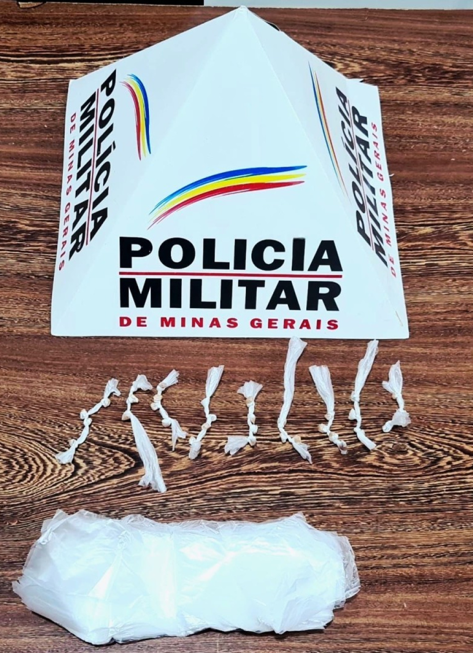POLÍCIA MILITAR PRENDE QUATRO INDIVÍDUOS SUSPEITOS DE ASSOCIAÇÃO  AO TRÁFICO DE DROGAS