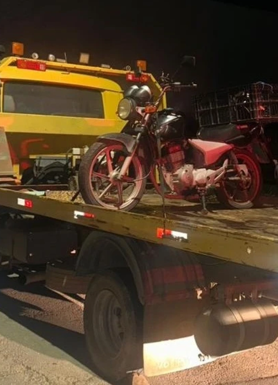 PM evita furto em um estabelecimento comercial, prende dois suspeitos e recupera materiais