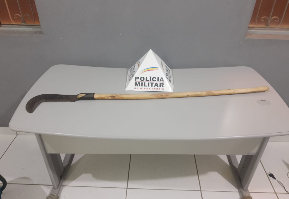 Polícia Militar prende rapaz de 29 anos em Onça do Pitangui acusado de ameaçar uma jovem de 25 anos com uma foice