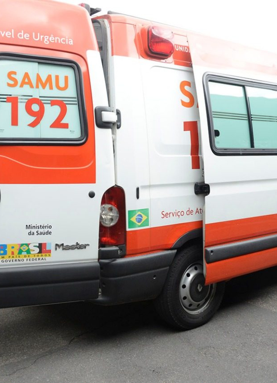 Homem cai de uma altura de aproximadamente 6 metros após levar um choque elétrico