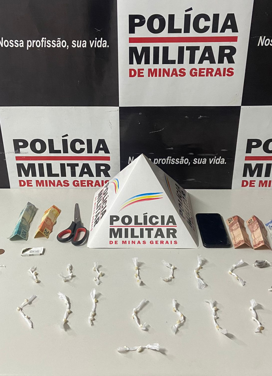 Polícia Militar apreendeu 45 pedras de crack e oito buchas de substância análoga à maconha em Nova Serrana