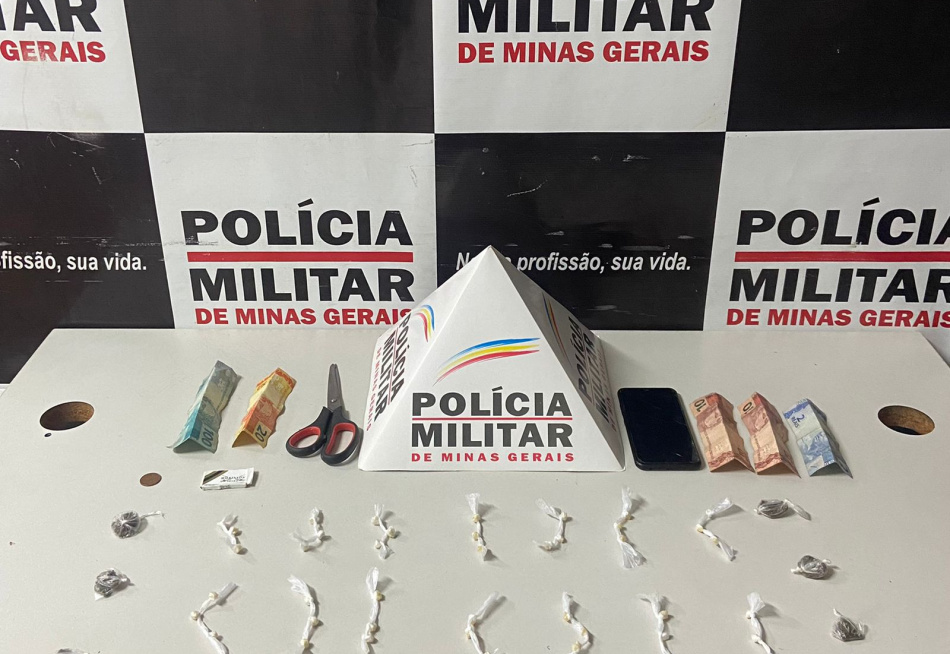 Polícia Militar apreendeu 45 pedras de crack e oito buchas de substância análoga à maconha em Nova Serrana