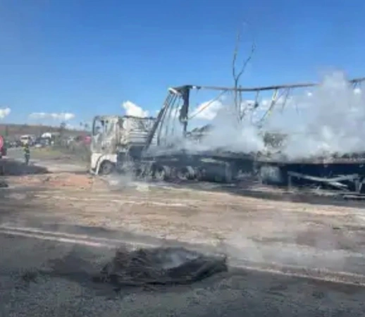 Carreta carregada com óleo vegetal pega fogo na BR 262