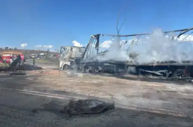 Carreta carregada com óleo vegetal pega fogo na BR 262