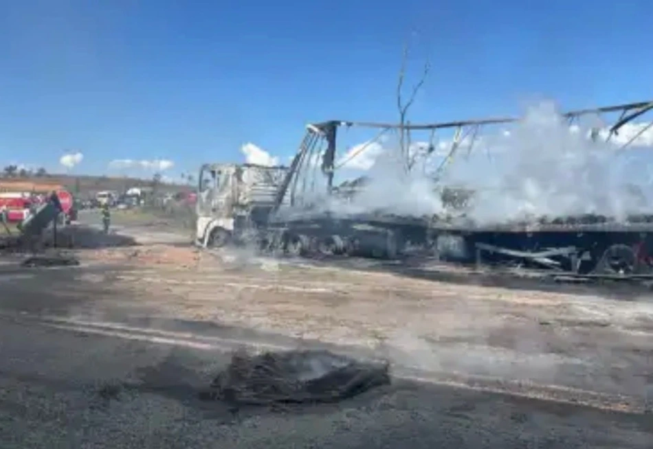 Carreta carregada com óleo vegetal pega fogo na BR 262