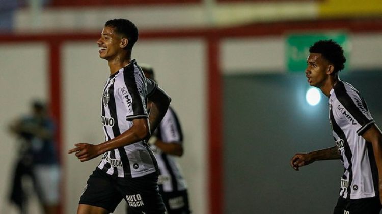 Atlético vence o Tombense de virada e lidera o Campeonato Mineiro