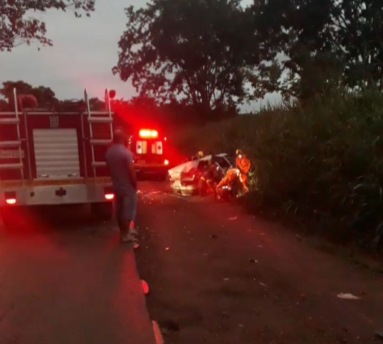 Acidente na BR 352, entre Pará de Minas e Pitangui, provocou a morte de uma pessoa e deixou duas feridas