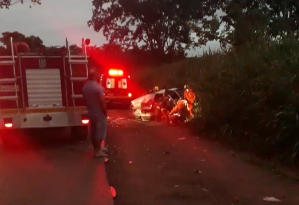Acidente na BR 352, entre Pará de Minas e Pitangui, provocou a morte de uma pessoa e deixou duas feridas