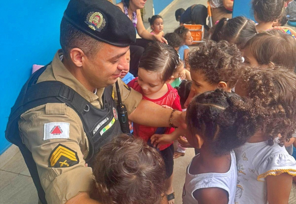 NOVA SERRANA/MG – Policiais do PROERD realizam visita a escola municipal durante a Semana da Criança