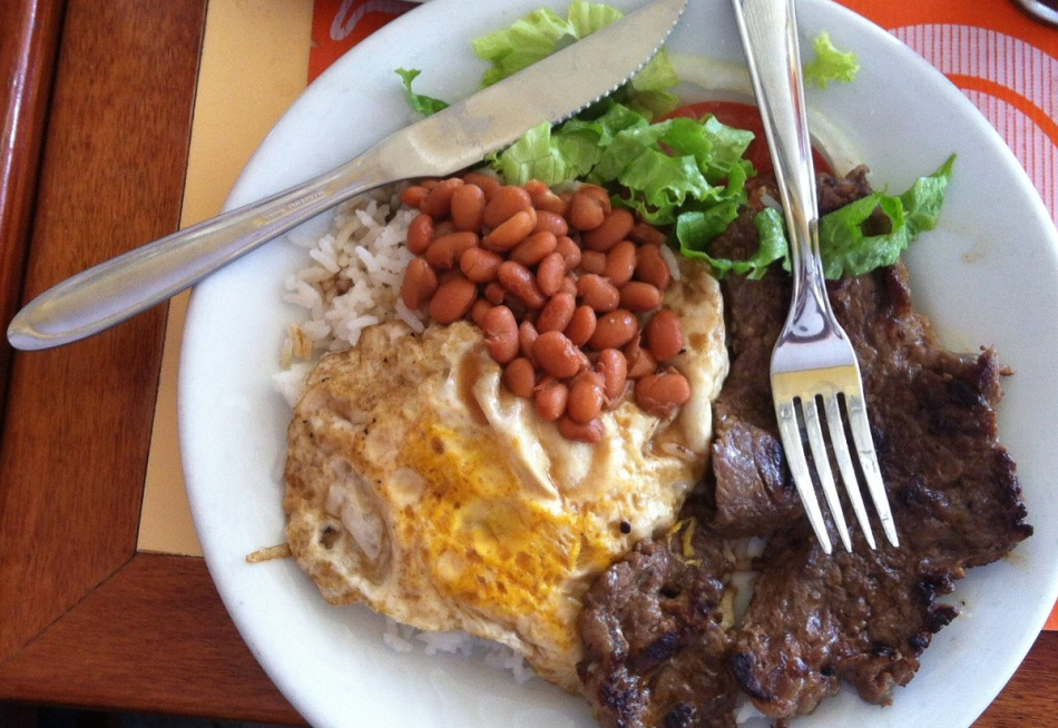 Arroz e feijão viram produto de luxo na alimentação do brasileiro