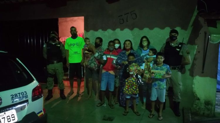 Militares da 19ª Cia PM Ind entregaram presentes e alimentos a crianças que enviaram cartinhas de Natal