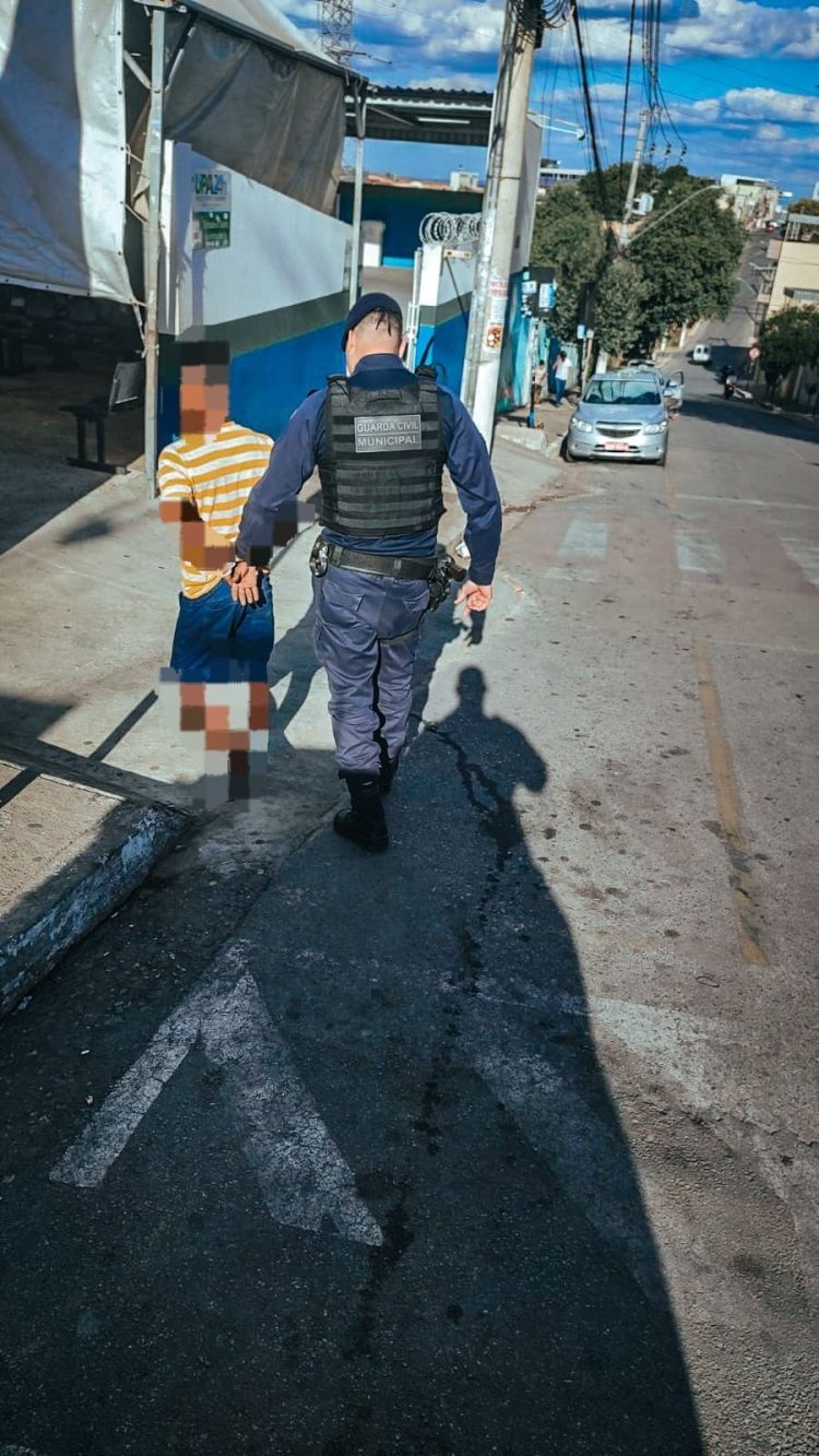 Nova Serrana – Guarda Civil Municipal prende homem por furto em farmácia e venda irregular de produtos