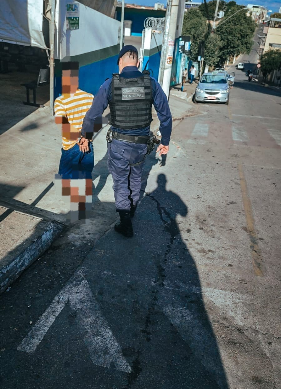 Nova Serrana – Guarda Civil Municipal prende homem por furto em farmácia e venda irregular de produtos