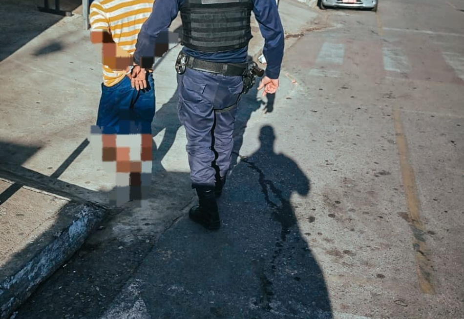 Nova Serrana – Guarda Civil Municipal prende homem por furto em farmácia e venda irregular de produtos