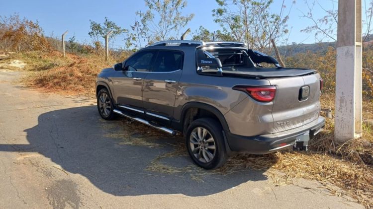 Empresário é vítima de assalto em Nova Serrana; caminhonete é recuperada pela PM