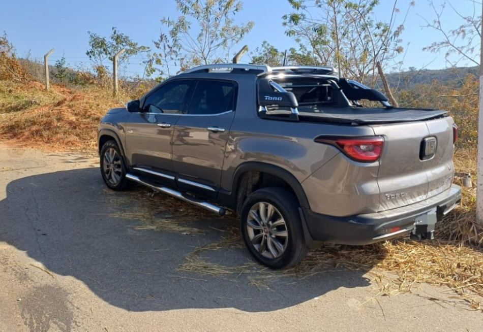 Empresário é vítima de assalto em Nova Serrana; caminhonete é recuperada pela PM