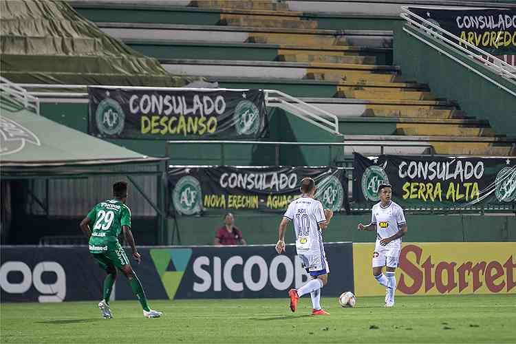 Cruzeiro vence a líder Chapecoense e se distancia da zona de rebaixamento da Série B