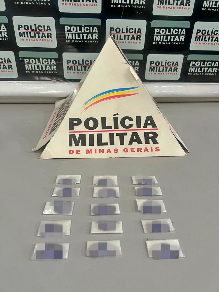 Polícia Militar encontra cocaína em imóvel abandonado no bairro Concesso Elias, em Nova Serrana