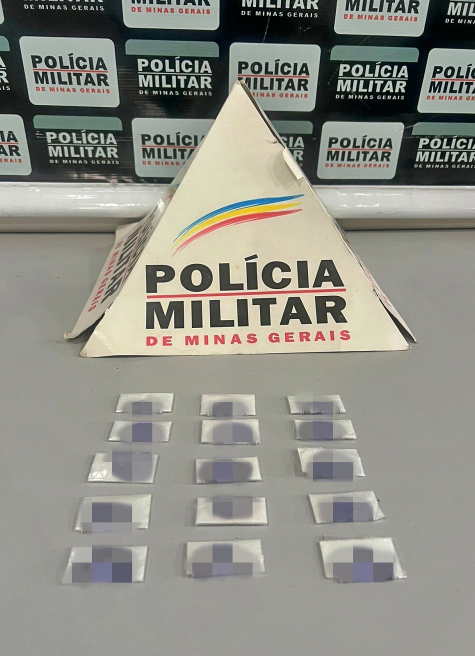 Polícia Militar encontra cocaína em imóvel abandonado no bairro Concesso Elias, em Nova Serrana