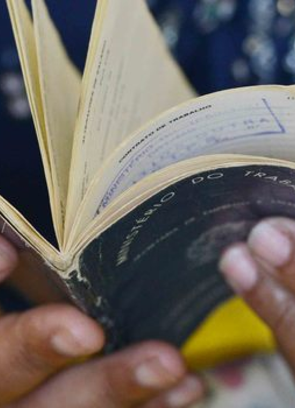 Taxa de desemprego no Brasil recuou para 11,1% no trimestre encerrado em dezembro