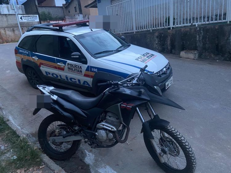 PM RECUPERA MOTOCICLETA COM SINALIZAÇÃO DE ROUBO NO DISTRITO DE TAVARES.