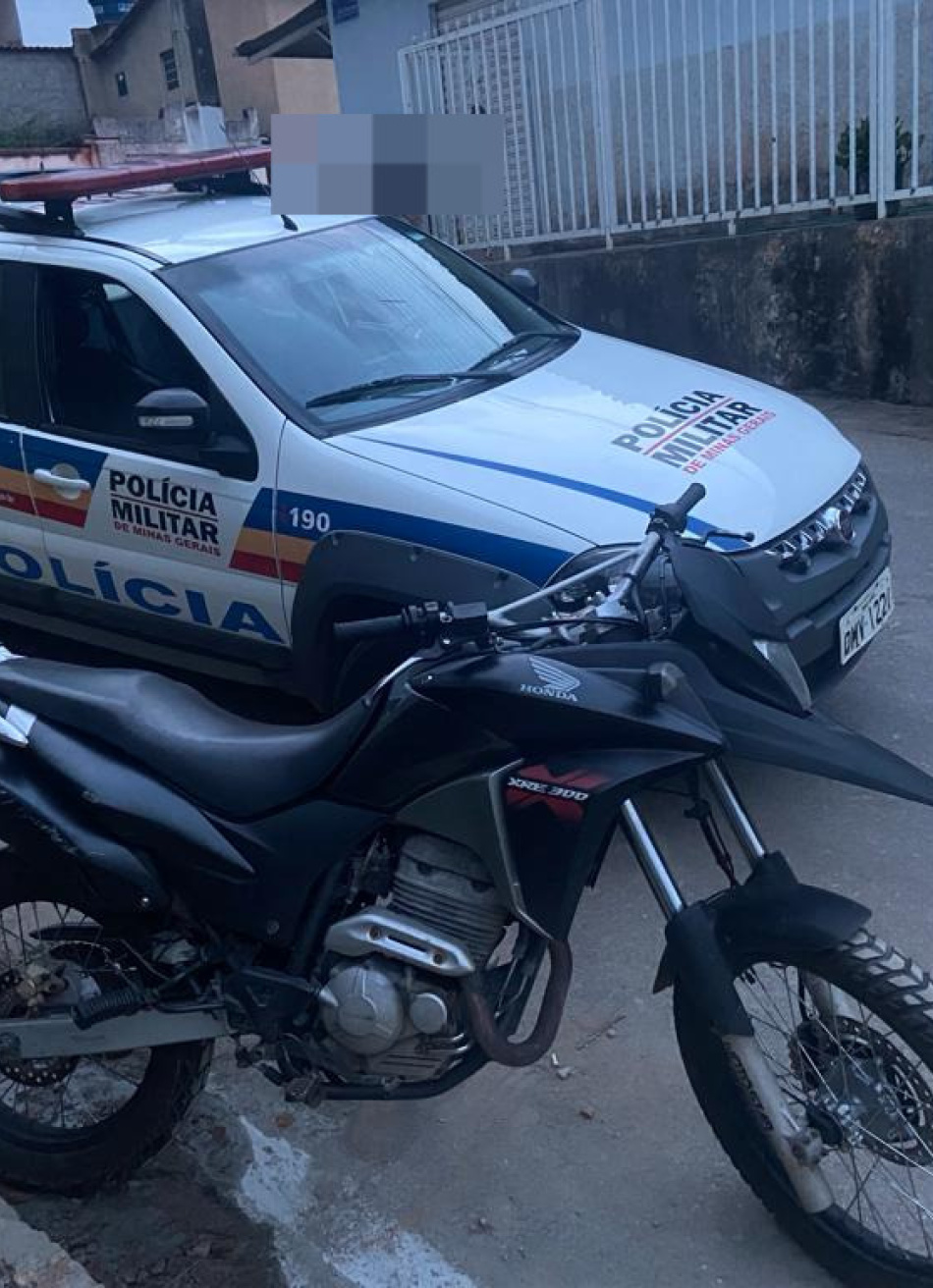 PM RECUPERA MOTOCICLETA COM SINALIZAÇÃO DE ROUBO NO DISTRITO DE TAVARES.