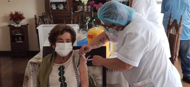 Idosa de 92 anos é a primeira nesta faixa etária a tomar a vacina contra a Covid-19 em Pará de Minas