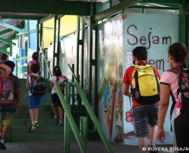 Menos da metade das escolas públicas tem rede de esgoto