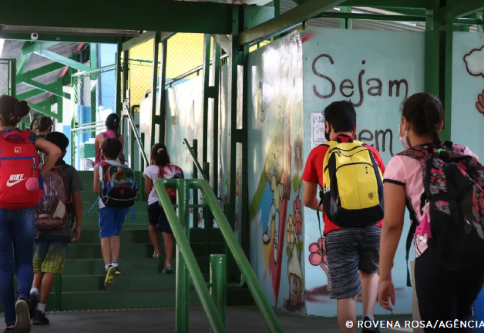Menos da metade das escolas públicas tem rede de esgoto