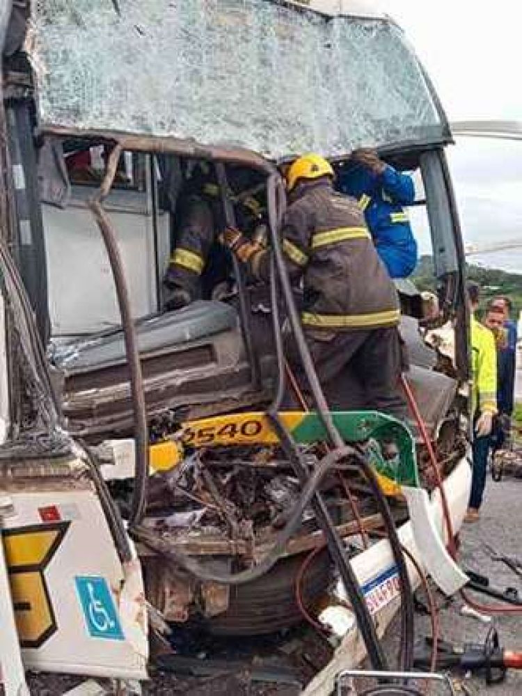 Acidente entre ônibus e carreta na BR 040 deixou pelo menos oito pessoas feridas